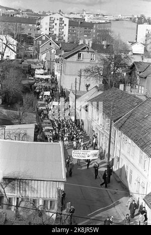 Oslo 24. April 1975. Die Bewohner von Rodeløkka in Oslo demonstrieren für die Erhaltung des Gebiets und bestärkten den Kampf für den Abriss des alten wohnungsrates. Der Demonstrationszug fuhr von Rodeløkka zum Rathaus in Oslo. Hier bewegen sich die Demonstranten auf der Langgata-Rodeløkka nach unten. Foto: NTB / NTB Stockfoto