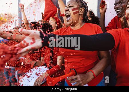 Fußballfans, die Spaß haben, ihre Lieblingsmannschaft zu unterstützen - Fußballsport-Unterhaltungskonzept Stockfoto