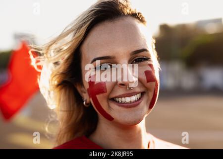 Fußballfan, der Spaß hat, ihre Lieblingsmannschaft zu unterstützen - Sport Entertainment Concept Stockfoto