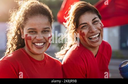 Fußballfans jubeln um ihre Lieblingsmannschaft - Sport Entertainment Concept Stockfoto