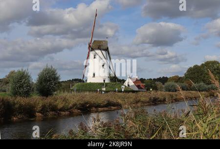 Blick auf die malerische Schellemolen (Windmühle), in Damme bei Brügge in Westflandern, Belgien. Schöne Landschaft im Frühherbst mit natürlichen Farben b Stockfoto