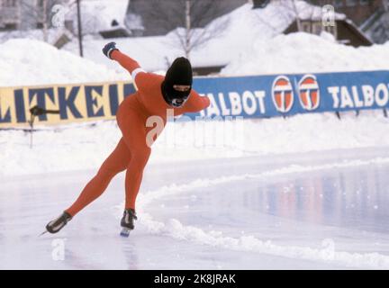 Drammen 198002 02-03. NM beim Skaten 1980. Marienlyst Stadium. Skater Kay Arne Stenshjemmet in Aktion unter der NM gekleidet in Kopfbedeckung, um die 20 Minus-Grad draußen zu halten. Er kam auf Platz 4. insgesamt. Foto: Knut Nedrås NTB / NTB Stockfoto