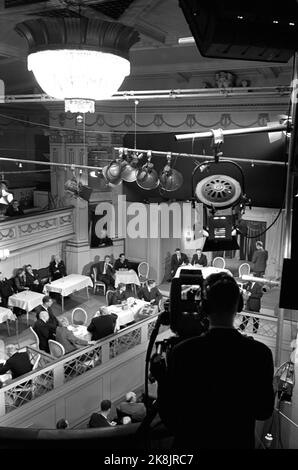 Oslo Januar 1964 - politische Fernsehdebatte im Central Theatre in Oslo. „Wo steht der Kommunismus?“ Zeigt das gesamte Fernsehteam in Aktion. Programmleiter Kjell Arnljot Perücke. Die Debatte bewegt sich zwischen dem Panel und dem Saal. 4 Kameras und 10 Mikrofone sind installiert. Foto: Aage Storløkken / Aktuell / NTB Stockfoto