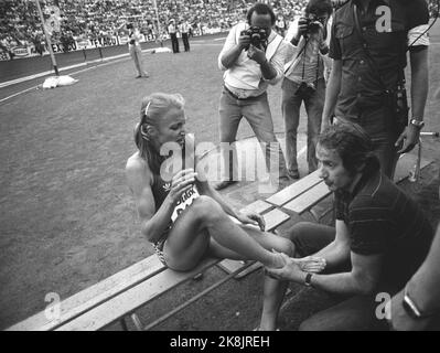 Oslo 12. Juli 1981. Nach einem großen Vorsprung von 5000 Metern musste Grete Waitz das Rennen wegen eines Schadens brechen. Hier wird sie von Arzt Leif Roar Falkum untersucht. Es war Ingrid Kristiansen, die auf einen neuen Weltrekord von 5000 Metern lief. Foto: Erik Thorberg / NTB / NTB Stockfoto