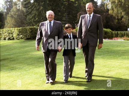 Oslo 19820917 die norwegische Königsfamilie: Drei Generationen versammelten sich in Skaugum. Von V: King Olav, Prince Haakon Magnus und Crown Prince Harald. Foto: Erik Thorberg / NTB / NTB Stockfoto