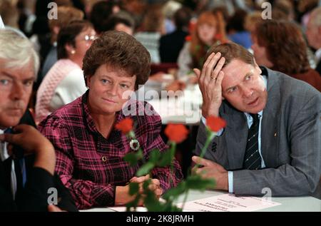 Oslo 19890911. Storting Elections 1989. Die Wahl der Labour Party im Volkshaus. Premierminister Gro Harlem Brundtland und Finanzminister Gunnar Berge sind dabei. Sie werden nicht mit den Ergebnissen abgedeckt. NTB Stock Photo Knut Out / NTB Stockfoto