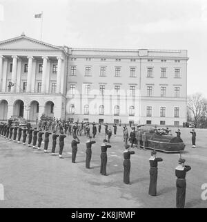 Oslo 1954-04-21 Begräbnis der Kronprinzessin Märtha. Kronprinzessin Märthas Bahre verlässt das Schloss. Soldaten stehen bei der Ehrengarde und stellen dem Sarg ein Gewehr vor. Foto: NTB / NTB Stockfoto