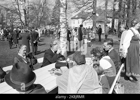 Eidsvoll 19640517 Eine besondere Feier am 17. Mai in Eidsvoll anlässlich des 150.. Jahrestages der Verfassung. Das Leben der Menschen. Foto: NTB / NTB Stockfoto