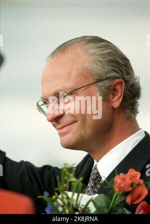 Stockholm 19960430: Schwedens König, König Carl XVI Gustaf 50 Jahre. Das Volk zollt dem König Tribut. Der königliche Jubel begrüßt und winkt der Menge vom Balkon des Lejonbakken vor Stockholms Schloss zu. Foto: Bjørn Sigurdsøn / NTB / NTB Stockfoto