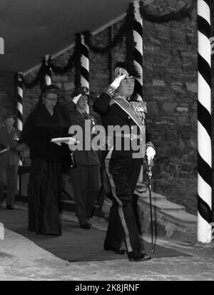 Oslo 19571001 Beerdigung von König Haakon. König Olav, Kronprinz Harald und Prinzessin Astrd in Borggården bei Akershus, nach dem Erdbeben in der Schlosskirche. Foto: Current / NTB Stockfoto