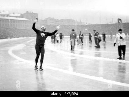 19520219 Oslo: Olympische Spiele, Winterolympiade, Schlittschuhlauf, schnelles Rennen, 10.000 Meter bei Bislett: Hjalmar Andersen 'Hjallis' jubelt für das Rennen, das ihm zur Verfügung gestellt wurde. Foto: Th. Scotaam / Aktuell / NTB Stockfoto