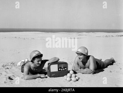 Gaza, Israel November 1957 Norwegische UN-Truppen in Gaza / Ola Boys. Die norwegischen Soldaten hören gerne norwegisches Radio. Hier hören Kai Johnsen und Arnvid Aas das Wunschkonzert eines mitgebrachten Kurer Restieradio, mitten in der Wüste. Foto: NTB Stockfoto