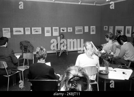 Oslo November 1966 die Schauspielerin Wenche Foss wird von zehn verschiedenen norwegischen Künstlern gestaltet, die alle Mitglieder der jungen Künstlergesellschaft sind. Hier ist sie ein Vorbild für die Künstler. Foto: Ivar Aaserud / Aktuell / NTB Stockfoto