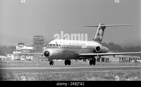 Fornebu 19680706. „Verantwortungsvoller Turm“. Die Fluglotsen in Fornebu sind für Tausende von Menschenleben und für Material für Millionen von Dollar verantwortlich. Über 80.000 Flugzeuge führten den Turm im vergangenen Jahr an, und der Verkehr wird zunehmen. Foto: Sverre A. Børretzen / Aktuell / NTB Stockfoto