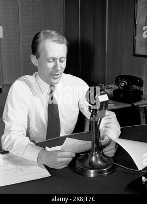 Oslo März 1949 bekannte Stimmen in NRK Radio. Hier, Hallomann per Riste in Aktion durch das Mikrofon. Foto: Current / NTB Stockfoto
