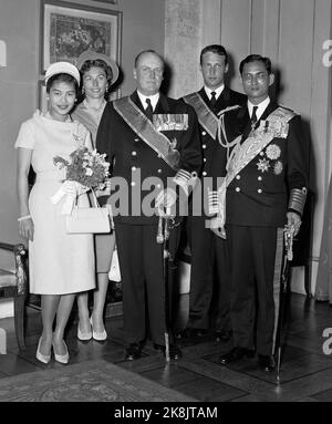 Oslo 19600919. Staatsbesuch/öffentlicher Besuch. König Olav wird von König Adulayadej Bhumibol von Thailand und Königin Sirikit besucht. Hier versammelten sich die Könige, auf dem Schloss. Von V: Queen Sirikit, Princess Astrist, King Olav, Crown Prince Harald und King Adulayadej Bhumibol. Foto: NTB / NTB Stockfoto