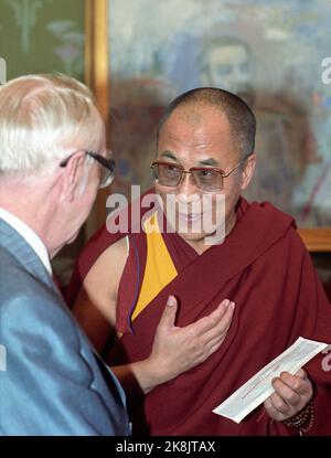 Oslo 198912: Friedensnobelpreis 1989 an den Dalai Lama. Das Bild: Der Friedensgewinnerin Dalai Lama am Tag nach der Preisverleihung im Nobelinstitut. Hier erhält er den Scheck von drei Millionen schwedischen Kronen vom Vorsitzenden des Nobelkomitees, Egil Aarvik. Foto: Bjørn-Owe Holmberg Stockfoto