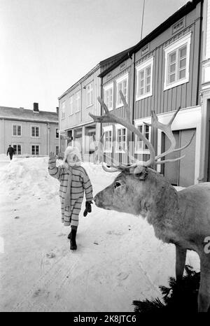 Røros März 1968 Aufnahme des Films über Pippi Langstrumpf aus den Büchern von Mastrid Lindgren. Pippi wird von Inger Nilsson gespielt. Hier ist Pippi neben einem Rentier. Foto: Aage Storløkken / Aktuell / NTB Stockfoto