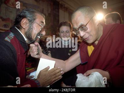 Oslo 198912: Friedensnobelpreis 1989 an den Dalai Lama. Das Foto: Seine tibetischen Anhänger betrachten ihn als einen göttlichen König, aber der Nobelpreisträger Dalai Lama macht hier im Montagsprogramm eine kleine Pause und scherzt scherzhaft in seinem Bart für seinen ehemaligen Sicherheitsmann Jurme Wangda (40), der jetzt in Nepal lebt. Dies war kurz bevor der Dalai Lama ihren Nobelvortrag halten sollte. Foto: Bjørn-Owe Holmberg Stockfoto