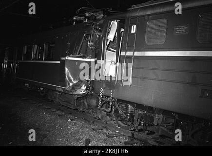 Oslo 19670406 Eisenbahnunfall am Skistation. 30 Menschen wurden verletzt, als ein lokaler Zug auf eine Lokomotive im Skistation fuhr. Hier die Züge nach dem Unfall. Foto: NTB / NTB Stockfoto