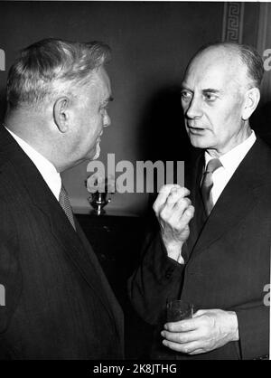 Moskau Russland 1955. Werna Gerhardsen und Einar Gerhardsen in Moskau an der Spitze einer norwegischen Delegation, um die Möglichkeiten für ein erweitertes Handelsabkommen zu diskutieren. Hier von einem Besuch der norwegischen Botschaft in Moskau. Einar Gerhardsen (Th) diskutiert mit N.A. Bulganin. Gerhardsen gestikuliert. Foto: NTB Archive / TASS / NTB Stockfoto