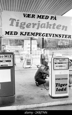 27.Mai 1967. Die Mineralölkonzerne kämpfen unter anderem um Kunden. Nutzung von kostenlosen Tickets für Kunden. Hier von einer Esso Station. Foto: Sverre A. Børretzen / Aktuell / NTB Stockfoto