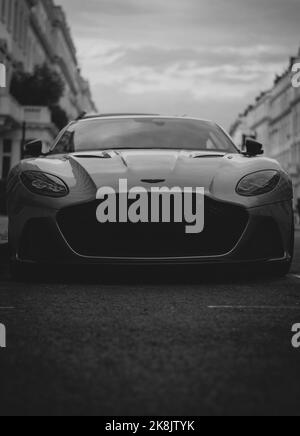 Eine vertikale Aufnahme eines Aston Martin DBS, der in den Straßen von London geparkt ist Stockfoto