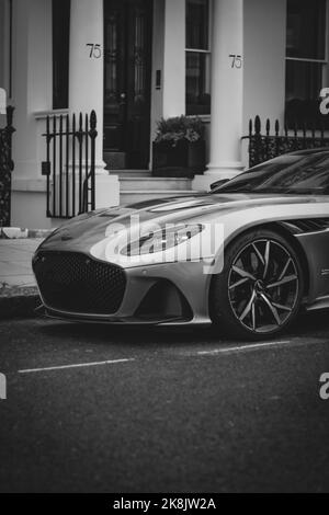 Eine vertikale Aufnahme eines Aston Martin DBS, der in den Straßen von London geparkt ist Stockfoto