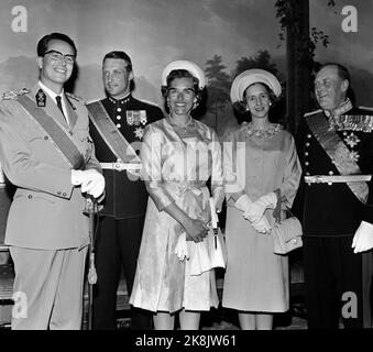 Oslo 19650614 das belgische Königspaar Königin Fabiola und König Baudouin bei einem offiziellen Besuch / Staatsbesuch in Norwegen. Offizielle Fotografie in der Vogelfabrik auf dem Schloss. Von V: König Baudouin, Kronprinz Harald, Prinzessin Aride, Königin Fabiola und König Olav. Foto: Laurvik / NTB / NTB Stockfoto