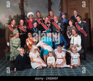 Oslo 19730920: Das große Familienbild von der Vogelfabrik auf dem Schloss mit den engsten Gästen der Taufe von Prinz Haakon Magnus, die in der Schlosskapelle stattfand. NTB-Archivfoto / ntb Stockfoto