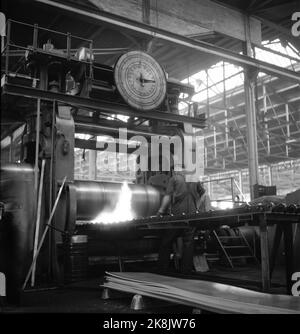 Holmestrand 1948. Die nordische Aluminiumindustrie von A/S in Holmestrand beschäftigt 550 Arbeitnehmer und 100 Beamte und beschäftigt einen großen Teil der Bevölkerung von Holmestrand. Die Wärmewalze, die die geformten Aluminiumblöcke zu langen Bändern ausrollt, geht es in einer Wange. Foto: Sverre A. Børretzen / Aktuell / NTB physische Position Stockfoto