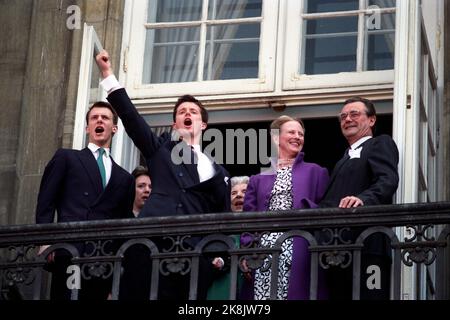 Kopenhagen 16. - 18. April 1990. Königin Margrethe von Dänemark ist 50 Jahre alt. Hier ist sie mit ihrer Familie auf dem Balkon, um die "Miniatur"-Ehrung zu erhalten. Aus V; Prinz Joachim, Kronprinz Frederik, Königin Margrethe und Prinz Henrik. Foto: NTB / NTB Bild # 4 von 4. Stockfoto