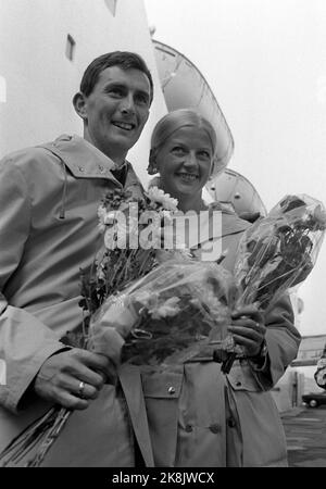 Oslo 19700929 die siegreichen Norweger reizen nach Hause aus der WM mit sechs Gold und einer Bronzemedaille im Gepäck. Hier Ingrid Hadler (Weltmeisterin und Bronzesiegerin aus dem Staffelstab) zusammen mit dem Doppelweltmeister Stig Berge. Foto: NTB / NTB Stockfoto