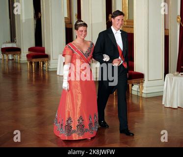 Oslo 199308: Königliche Silberhochzeit. Das norwegische Königspaar, Königin Sonja und König Harald, feiern ihre Silberhochzeit mit einem Galadiner und tanzen im Schloss. Picture: Prozession zum Galadiner im Schloss. Kronprinz Haakon und Prinzessin Märtha Louise. Foto: Bjørn Sigurdsøn Stockfoto