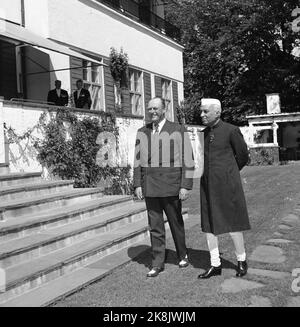 Oslo 29. Juni 1957. Premierminister Jawaharlal Nehru aus Indien bezaubert die Norweger. Hier aus Skaugum zusammen mit Kronprinz Olav. Foto; Jan Nordby / Aktuell / NTB Stockfoto