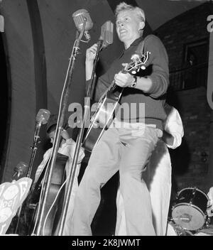 Oslo 19580820 Nordic Rock Wettbewerb im Jordal Amfi in Oslo. Rockmusiker traten vor einem großen und begeisterten Publikum gegeneinander an. Hier Rocke-Pelle, alias per Hartvig in Aktion mit Gitarre. Foto: Jan Nordby / NTB / NTB Stockfoto