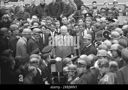 Schweden 196400704. Der sowjetische Führer Nikita Chruschtschow zu einem offiziellen Besuch in Sveige. Hier besucht Chruschtschow die Gøtaverken. Wir sehen ihn (in der Mitte des Bildes). Die Polizisten sind nervös, aber einige von ihnen mit Helm auf dem Kopf sind wahrscheinlich Zivilpolizisten. Die schwedische Polizei wurde aufgefordert, Chruschtschow während des Besuchs zu umringen. Foto: Current / NTB Stockfoto