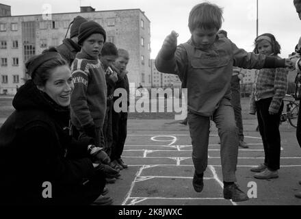 Oslo 196404 Stud. Mag. Art. Åse Astrup (Åse Enerstvedt) sammelt als erstes im Land Material für einen Master-Abschluss über norwegisches Outdoor-Kinderspielzeug. Hier ist mit Kindern, die das Paradies in Marienlyst in Oslo springen. Es ist Ida Simonsen, die den 'Piloten' springt Foto Sverre A. Børretzen / Current / NTB Stockfoto