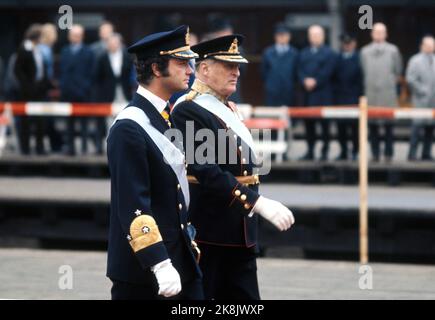 Oslo 1974. Oktober: König Carl Gustaf von Schweden zu einem offiziellen Besuch in Norwegen. König Olav begrüßt König Carl Gustaf bei der Ankunft mit dem Zug zum Hauptbahnhof. Foto: NTB / NTB Stockfoto