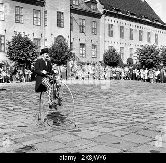 Bygdøy 19570825 Parade von alten Fahrrädern im Volksmuseum. Mann mit zeitgemäßer Kleidung auf dem alten Fahrrad vom velociped/Bauchkegel-Typ. Foto: Jan Nordby / NTB / NTB Stockfoto