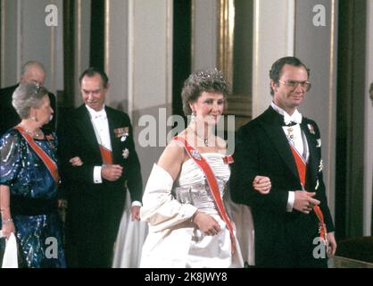 Oslo 19870220. Kronprinz Harald 50 Jahre. Die königliche Familie und die königlichen Gäste auf dem Weg zum Galadiner im Schloss anlässlich des 50.-jährigen Jubiläums von Kronprinz Harald. Vor Kronprinzessin Sonja und Carl Gustaf von Schweden. Hinter Prinzessin Ragnhild und Großherzog Jean Luxembourg. Foto: Morten Hvaal NTB / NTB Stockfoto