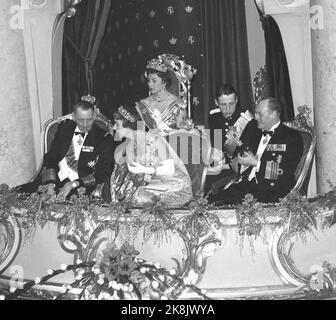 Oslo 196002 11-12. Königin Ingrid und König Frederik von Dänemark bei einem offiziellen Besuch in Norwegen. Hier von der Galavorstellung im Nationaltheater König Frederik (t Tapes, Schmuck und Diademe. Klappen. Foto: Ivar Aaserud Current / NTB Stockfoto