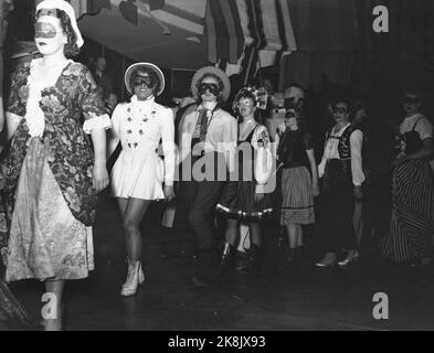 Oslo. Das Regenbogenrestaurant. Karnevalnacht im Zeichen von Schüssen. Die Schriftstellervereinigung veranstaltet den Shooting Year Karneval in Oslo für Einkommen für alte, unproduktive Schriftsteller und Witwen von Schreibern. Hier von der Tanzfläche, ein frischer und mitreißender Polonese zu ansteckenden Marschrhythmen aus dem Orchester. Foto: NTB Stockfoto