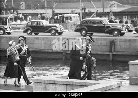 Oslo 19550525. Der isländische Präsident zu einem offiziellen Besuch in Norwegen. Präsident Asgeir Asgeirson kommt zusammen mit Frau Asgeirson am Rathausplatz in Honnørbrygga an und wird von König Haakon und Kronprinz Olav getroffen. Hinter Kronprinz Olav zusammen mit Frau Asgeirson und König Haakon und Präsident Asgeir Asgeison. Foto: NTB / NTB Stockfoto