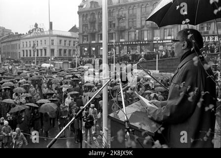 Oslo 19730501. Mai 1. Feier in Oslo. Der Vorsitzende der Labour Party, Trygve Bratteli, war der Hauptredner von Youngstorget vor Samorgs Zug. Es war schlechtes Wetter mit Regen und Wind. Foto NTB / NTB Stockfoto