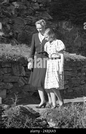 Asker 19460524. Die Kronprinzenfamilie fotografierte in Skaugum. Hier sehen wir Kronprinzessin Märtha und Prinzessin Ragnhild auf einer Tour durch den Park von Skaugum. (max. Bildgröße) Foto: NTB-Archiv / NTB Stockfoto