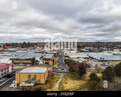 Eine Luftaufnahme von Landhäusern, Straßen, Autos, Wolken und der Skyline in Armidale, Australien Stockfoto