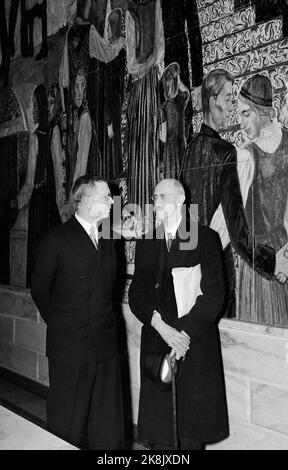 Oslo 195203. König Gustaf Adolf und Königin Louise von Schweden werden offiziell in Norwegen besucht. König Gustaf Adolf war mächtig beeindruckt von der Dekoration des Osloer Rathauses. Hier sehen wir König Gustaf Adolf (v.v.) im Gespräch mit König Haakon (v.h.) vor einer der Wandmalereien im Rathaus. Foto: Jens Stage / NTB Archiv neg. 12960H / NTB Stockfoto