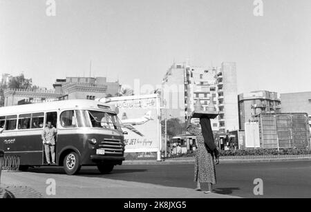 Kairo, Ägypten 19590515 Fliegender Teppich mit Jet. Urbound und Jet Age trafen sich in Ägypten, als SAS am 15. Und 16. Mai seine caravelle-Route zwischen Skandianvia und Kairo eröffnete. Zwischen der Pyramide und dem Jet ist eine riesige Schnalle in der Zeit und Entwicklung. Mit seinen neuen, schnellen Karavellen trägt SAS dazu bei, Menschen und Kontinente enger miteinander zu verbinden. Kairo stand eine ganze Woche lang auf dem Schild der Caravelle-Route. Auf einem offenen Platz im Zentrum hatten die Behörden SAS erlaubt, dieses auffällige Plakat aufsetzen zu können. Ein Gefallen, den bisher keine Fluggesellschaften erhalten haben. Foto: Asmund Rørslett / Current / NTB Stockfoto