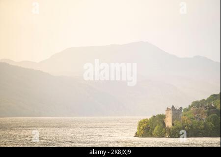 Ein Blick am Morgen auf Urquhart Castle, während die Farben des Sommers beginnen, in herbstliche Farben zu verblassen. Stockfoto